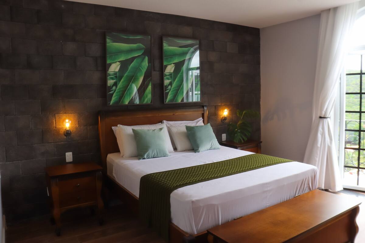 Ropa de cama de alta calidad, minibar y decoración personalizada