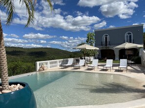 Una piscina al aire libre