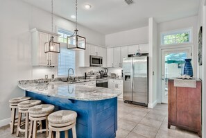 Een koelkast, een magnetron, een oven, een kookplaat