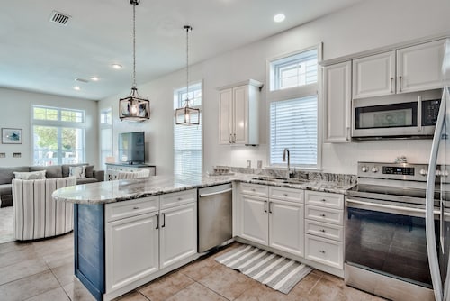 Family Beach Escape! Pool Access + Kayaks, Bikes & Paddleboard Included