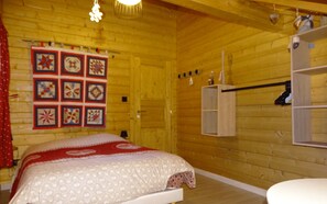 1 slaapkamer, een strijkplank/strijkijzer