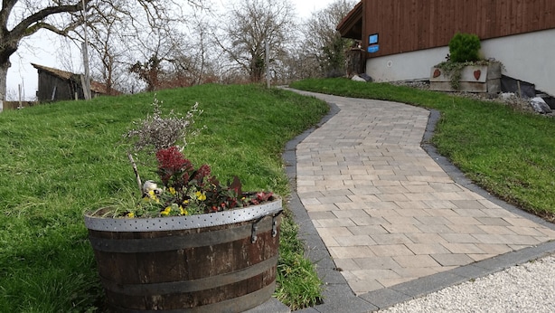 A paved pathway leading to a building with a wooden exterior. - Le Chalet au Vieux Vignoble, a spacious cottage in Alsace near Saverne, offers c (BOUXWILLER)
