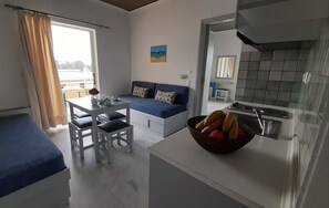 Mini-fridge, stovetop, electric kettle, highchair - Blue Sky Hotel (Chania)