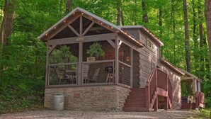 A cabin with a stone foundation, large windows, and a covered porch. - Martha Tiny Cabin at Lookout Close to Downtown (Chattanooga)