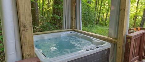 Outdoor spa tub