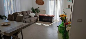 Una televisión de pantalla plana