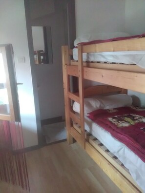 3 Schlafzimmer, Bügeleisen/Bügelbrett