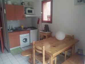 Kühlschrank, Mikrowelle, Herdplatte, Geschirrspüler