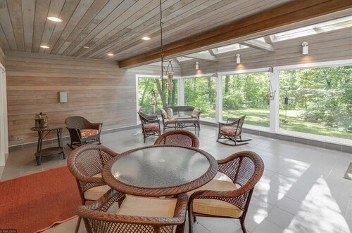 Lakeside Cottage + Modern Luxuries- 2 minutes to Nisswa!