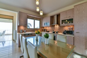 Microwave, oven, dishwasher, coffee/tea maker
