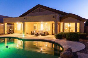 Alberca al aire libre y alberca climatizada