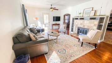 TV connectée, baby-foot, livres