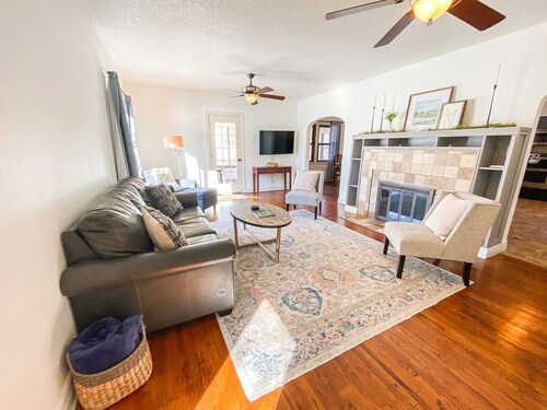 Cardinal House: Foseball, Sunroom, 6ft Fence, King Bed, Near Hospital & BassPro