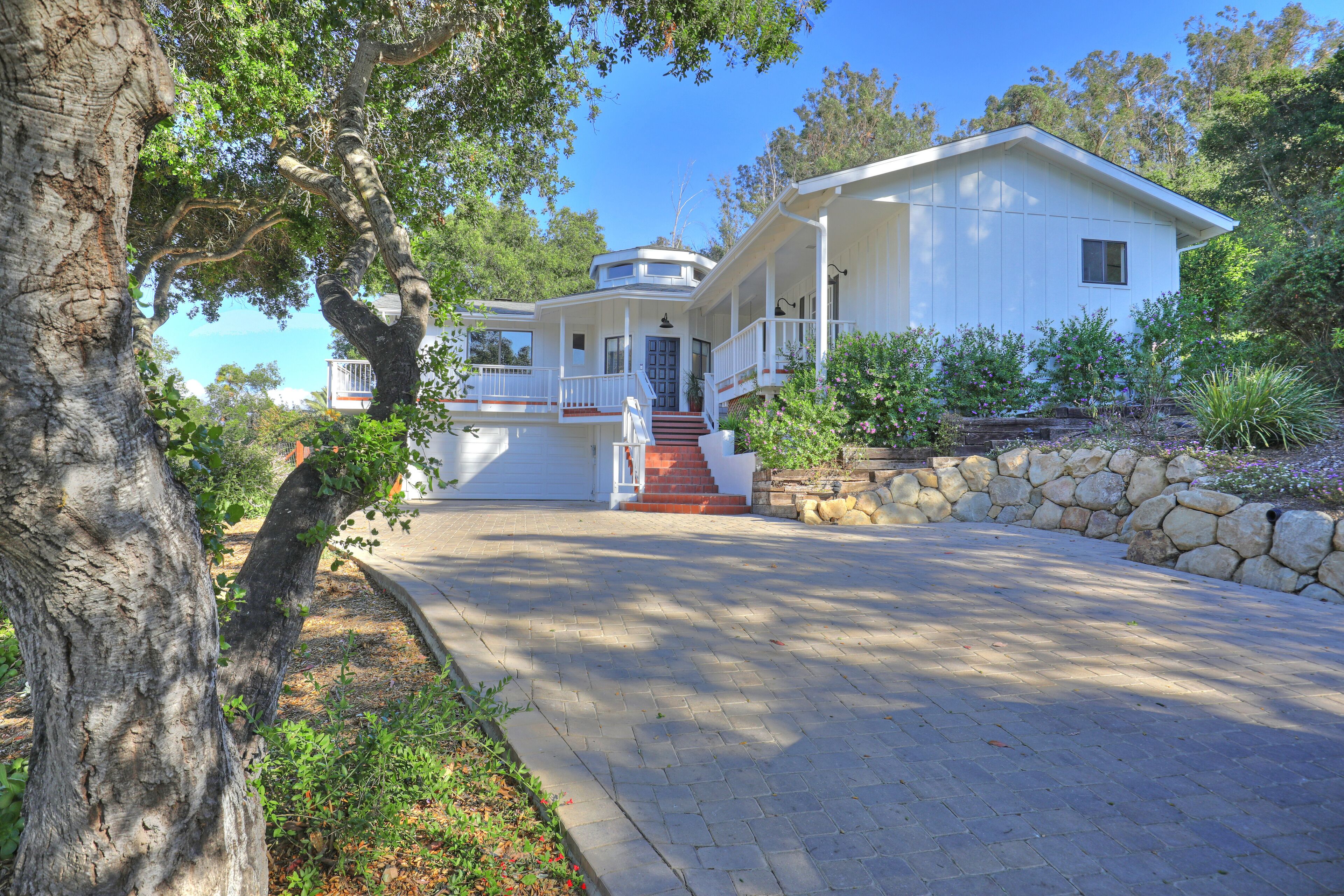 Montecito, Beach, downtown, room for two families. Seperate studio. Views! 