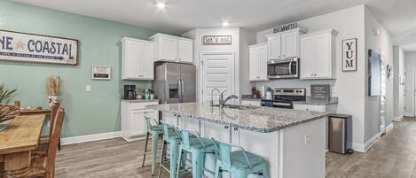 Jääkaappi, mikroaaltouuni, uuni, liesi