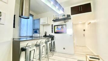 Een koelkast, een magnetron, een oven, een waterkoker