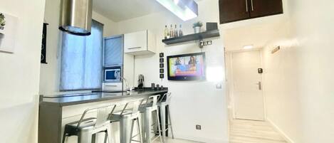 Réfrigérateur, micro-ondes, four, bouilloire électrique