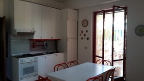 Kühlschrank, Ofen, Herdplatte, Geschirrspüler