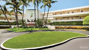 Property grounds - Spacious Oceanfront Condo on the Big Island (Kailua-Kona)
