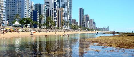 På stranden og strandhåndklær