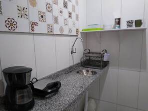 Réfrigérateur, plaque de cuisson, cafetière/bouilloire, grille-pain
