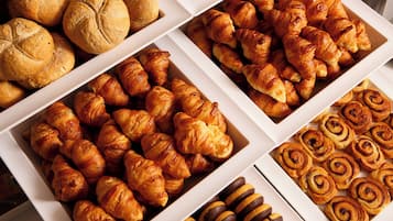 Diversitat de productes de forneria, com ara pa, croissants i ensaimades.