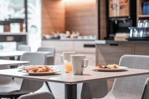 Petit déjeuner buffet compris