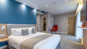 Standard-huone, 1 keskisuuri parisänky, esteetön (Free Breakfast) | Tallelokero huoneessa, äänieristys, silitysrauta/-lauta