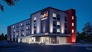 Moderni hotelli, jossa on selkeästi näkyvä «avid»-kyltti, useita kerroksia ja hyvin valaistu sisäänkäynti.