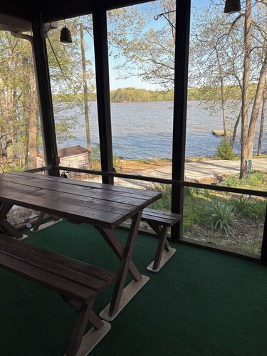 Water Front Cabin with PRIVATE dock- high water year round, Close to marina