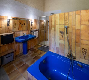 Bathtub, towels