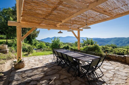 Large Catalan farmhouse in nature with swimming pool, peace and mountain views