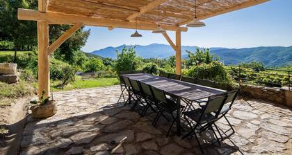 Large Catalan farmhouse in nature with swimming pool, peace and mountain views