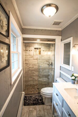 Combined shower/tub, hair dryer, towels, soap - Colonial style 5BR/5BA home tucked in a private, wooded setting w/pool & hot tub (Stevensville)