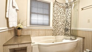 Combined shower/tub, hair dryer, towels, soap - Colonial style 5BR/5BA home tucked in a private, wooded setting w/pool & hot tub (Stevensville)