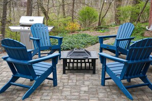 Terrace/patio - Colonial style 5BR/5BA home tucked in a private, wooded setting w/pool & hot tub (Stevensville)