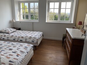 6 bedrooms, desk, iron/ironing board, travel crib