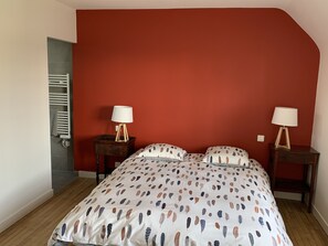 6 Schlafzimmer, Schreibtisch, Bügeleisen/Bügelbrett, Reisekinderbett