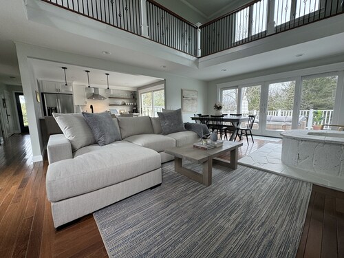 Bright Beach Cottage, renovated 3 bedroom, large private sunny deck!!