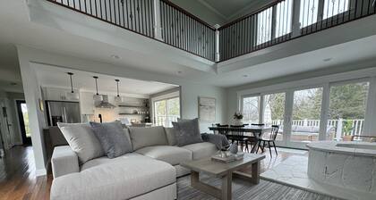 Bright Beach Cottage, renovated 3 bedroom, large private sunny deck!!