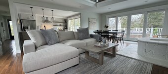 Bright Beach Cottage, renovated 3 bedroom, large private sunny deck!!