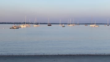 Beach nearby, sun loungers, beach towels