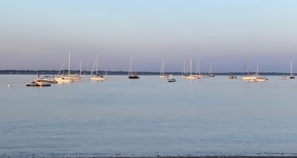 Bright Beach Cottage, renovated 3 bedroom, large private sunny deck!!