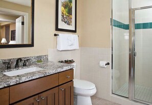 Combined shower/tub, jetted tub, hair dryer, towels