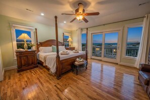 14 chambres, bureau, fer et planche à repasser, lit parapluie