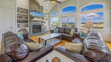 Smart-tv, eldstad och böcker