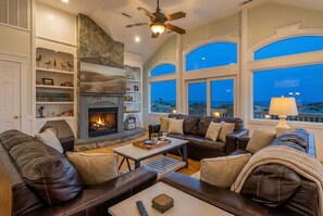 TV connectée, cheminée, livres