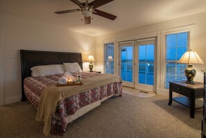 14 Schlafzimmer, Schreibtisch, Bügeleisen/Bügelbrett, Reisekinderbett