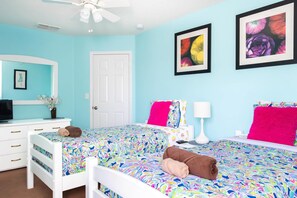 4 bedrooms, iron/ironing board, travel cot, WiFi - Luxurious 4 Bedroom/3.5 Bathroom Home, Perfectly Located with Private Conservation View Pool & Game Room (Kissimmee)