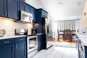 Fridge, microwave, oven, stovetop - Luxurious 4 Bedroom/3.5 Bathroom Home, Perfectly Located with Private Conservation View Pool & Game Room (Kissimmee)